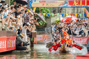 举报实锤！库里用“眼神”招募字母哥 这眼神都拉丝了